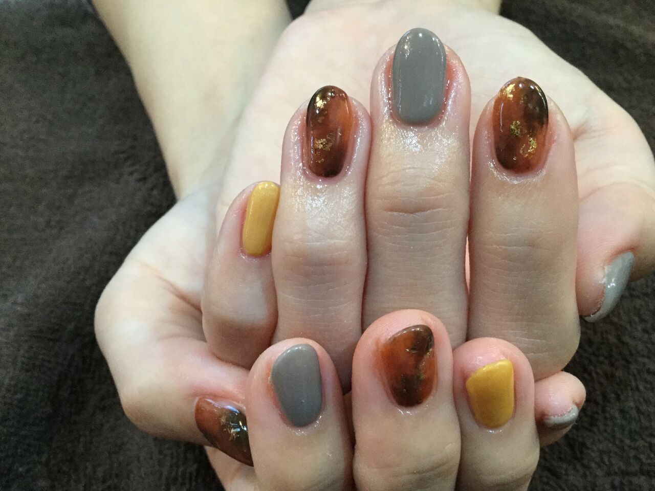 秋冬人気のべっ甲柄 グレー くすみイエローの色変えネイル Nail Salon Freestyle