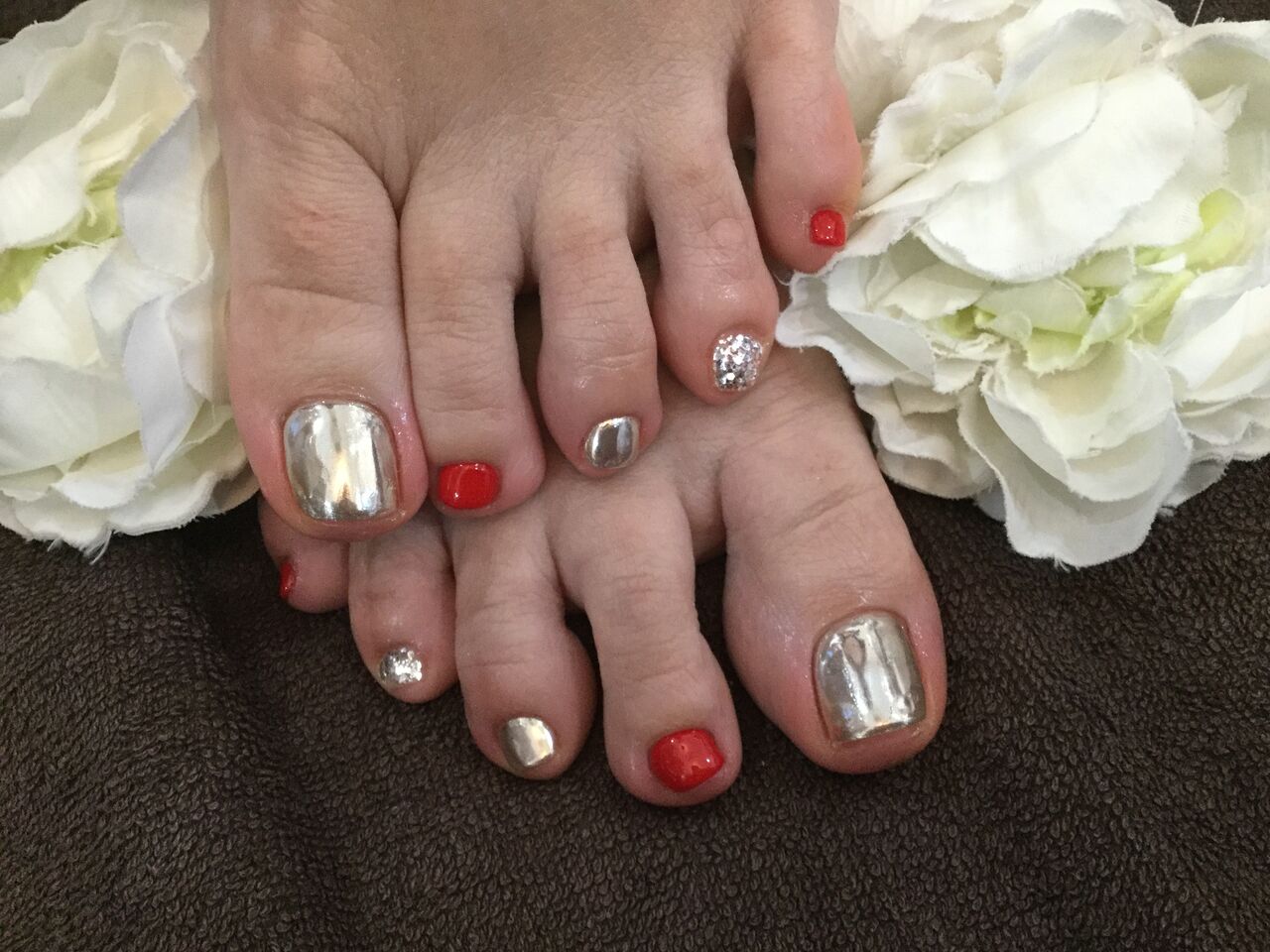 ミラー ラメでキラキラ レッドの色変えフットネイル Nail Salon Freestyle