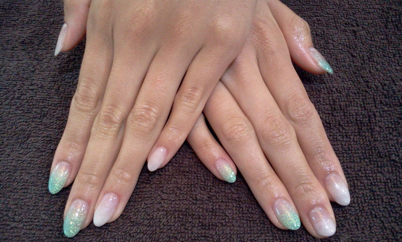 ミントグリーン パールホワイトのグラデーションネイル Nail Salon Freestyle