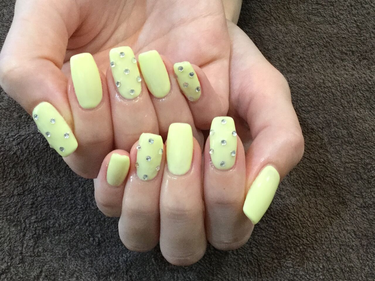 ドット柄ストーンがキラッと可愛い パステルイエローネイル Nail Salon Freestyle