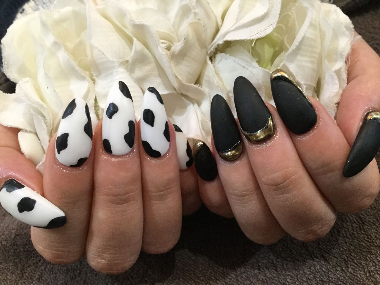 牛柄 ミラーアートのマットデザインアシンメトリーネイル 彡 Nail Salon Freestyle