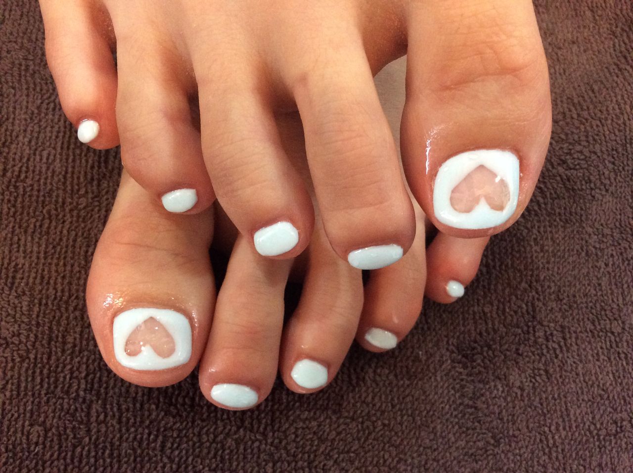ハート のくり抜きが可愛いフットジェルネイル Nail Salon Freestyle