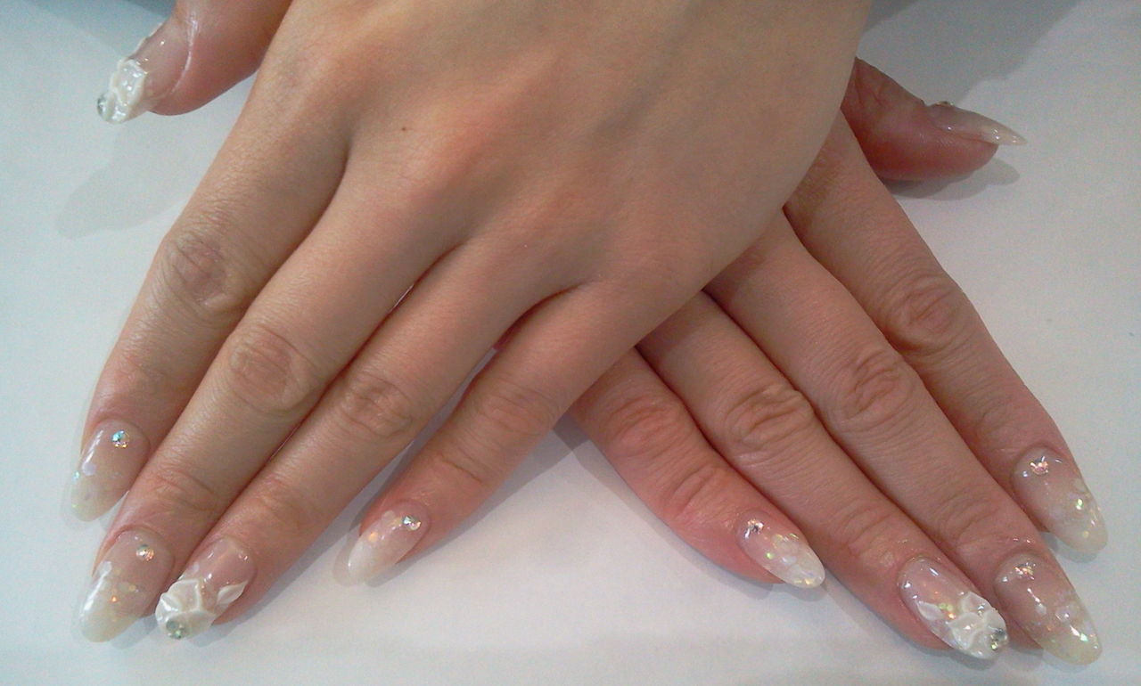 エンボスアートが素敵 白グラデーションのブライダルネイル Nail Salon Freestyle