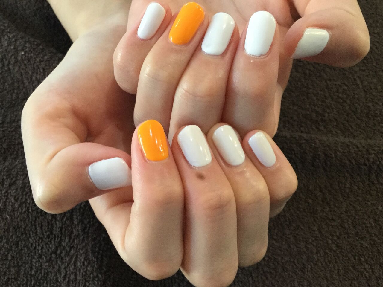 ポイントのオレンジが可愛い 白 オレンジのハンドネイル Nail Salon Freestyle