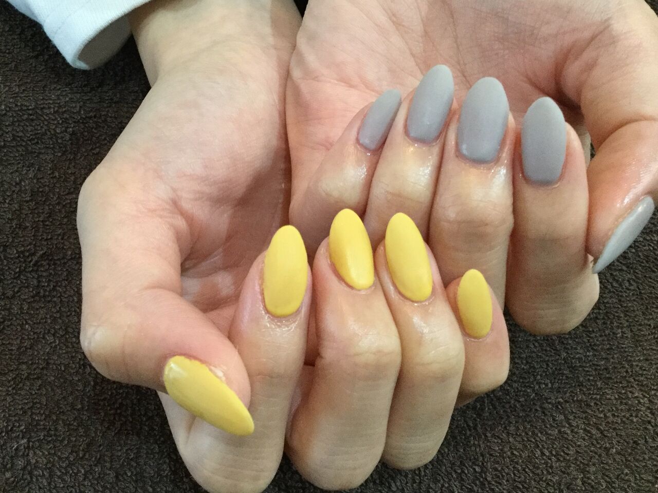 マット仕上げがお洒落なミモザの耳飾り ペールグレーのアシンメトリーネイル Nail Salon Freestyle マット仕上げがお洒落なミモザの耳飾り ペールグレーのアシンメトリーネイル Nail Salon Freestyle