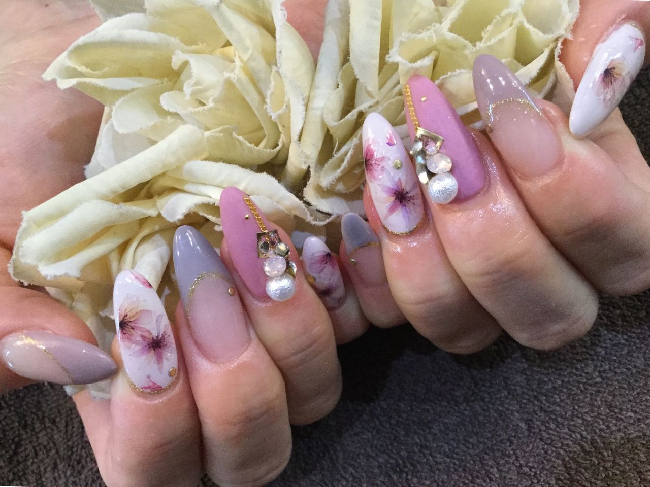 お花やビジューが可愛いっ くすみカラーの秋色 色変え ジェルネイル Nail Salon Freestyle お花やビジューが可愛いっ くすみカラーの秋色 色変え ジェルネイル Nail Salon Freestyle