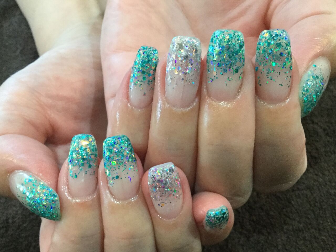 ライトブルー シルバーのキラキラホロ ラメグラデーションネイル 彡 Nail Salon Freestyle