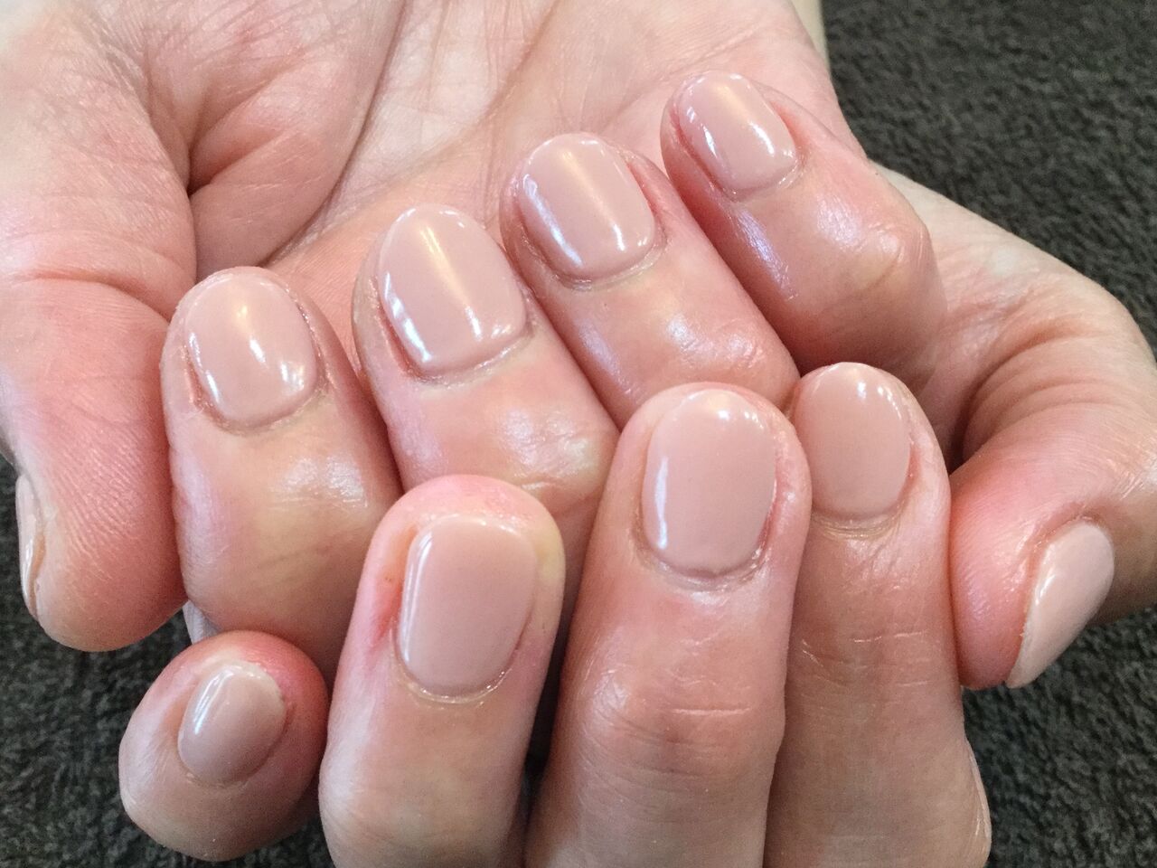 ヌーディな色合いがどんなシーンにも ピンクベージュのシンプルワンカラーネイル Nail Salon Freestyle