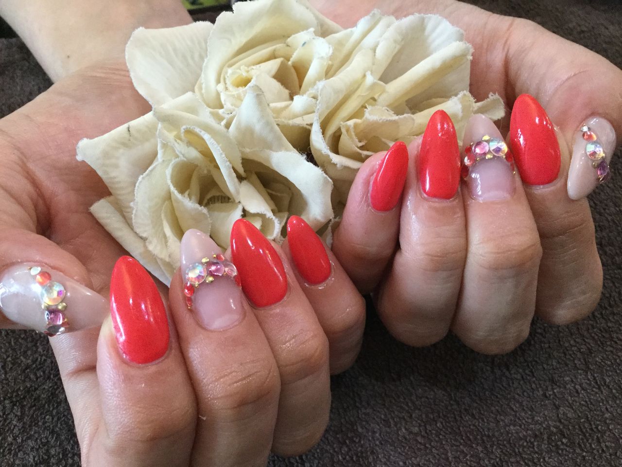 ストーンでゴージャスに 赤珊瑚 ヌードベージュの色変え ジェルネイル Nail Salon Freestyle