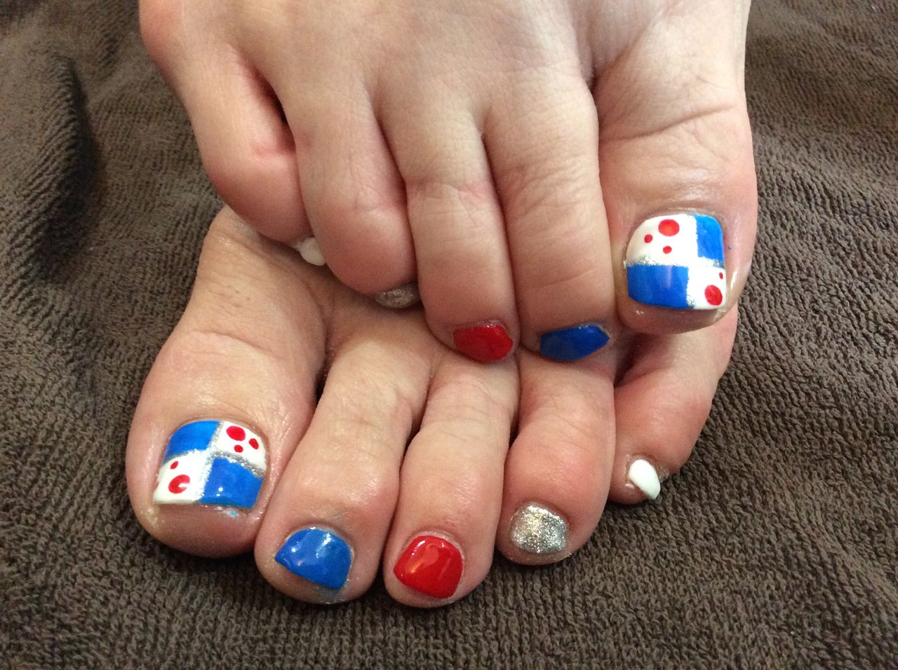 アートが個性的 白 赤 青の色変えフットジェルネイル Nail Salon Freestyle