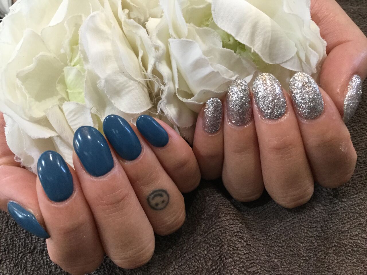 くすみブルー シルバーラメのアシンメトリーネイル Nail Salon Freestyle