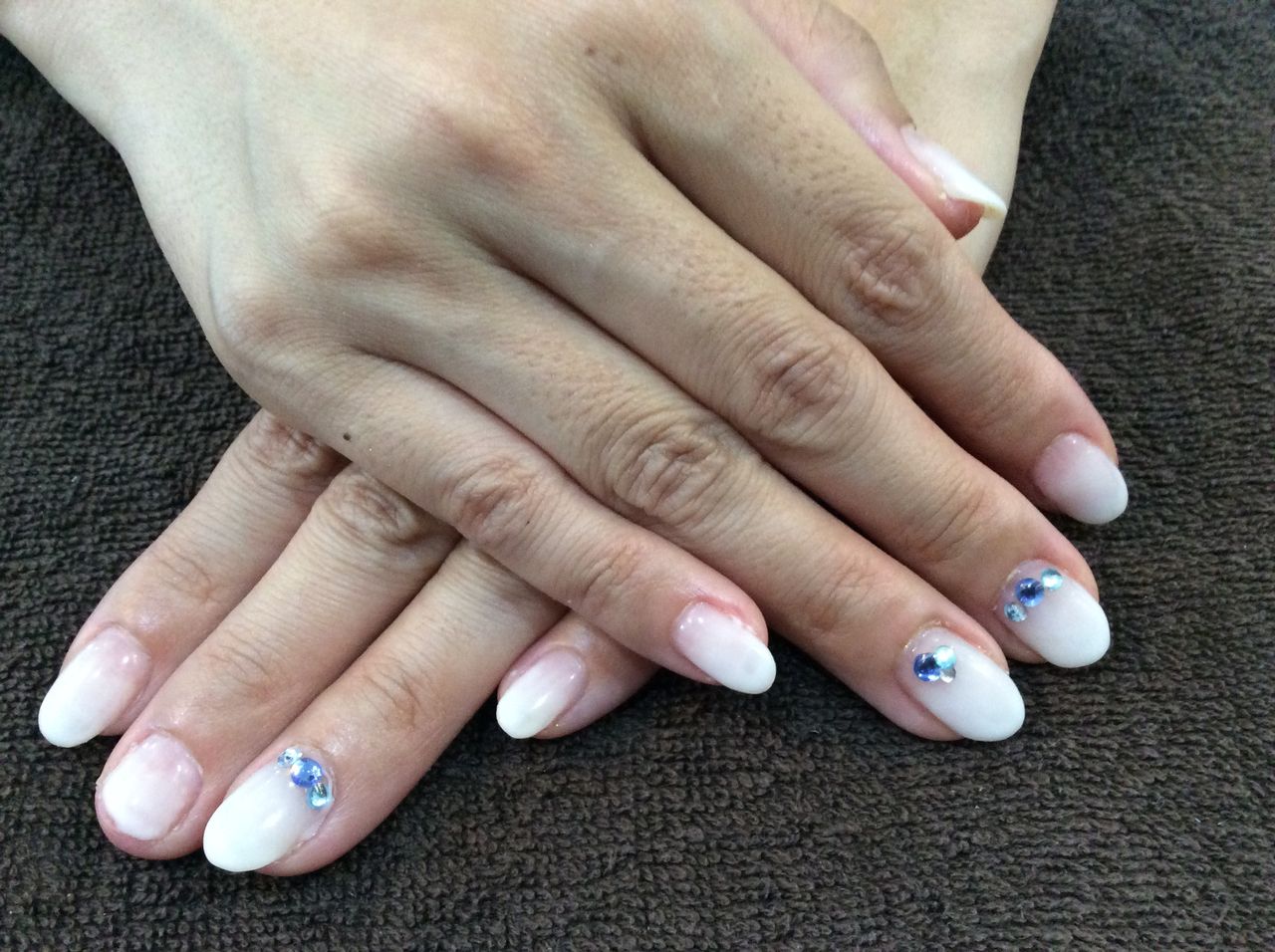 ブルー系ストーンで涼しげ ベースホワイトのグラデネイル Nail Salon Freestyle