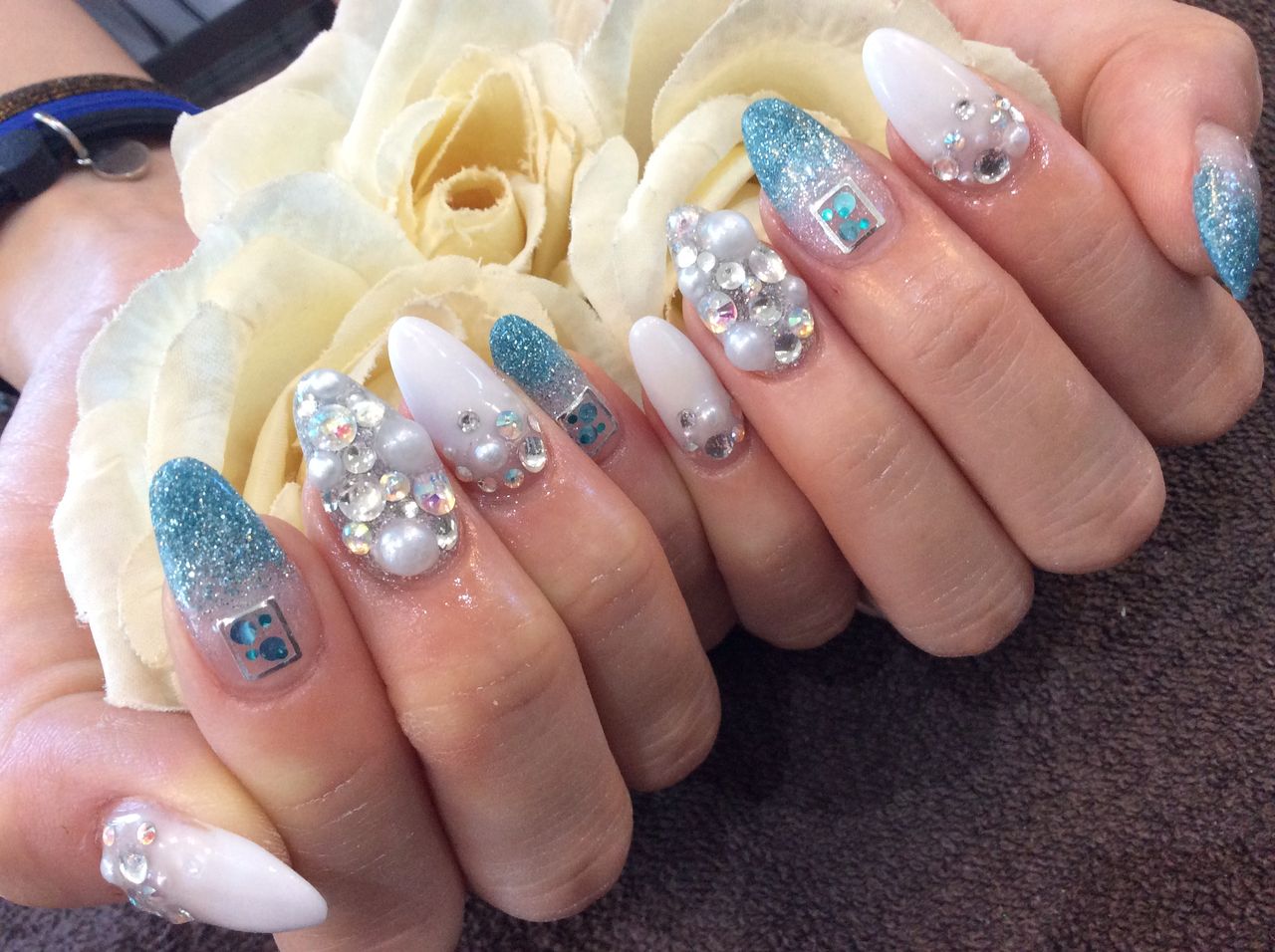 キラキラストーンがゴージャス 水色のドレスに合わせたブライダル スカルプ Nail Salon Freestyle
