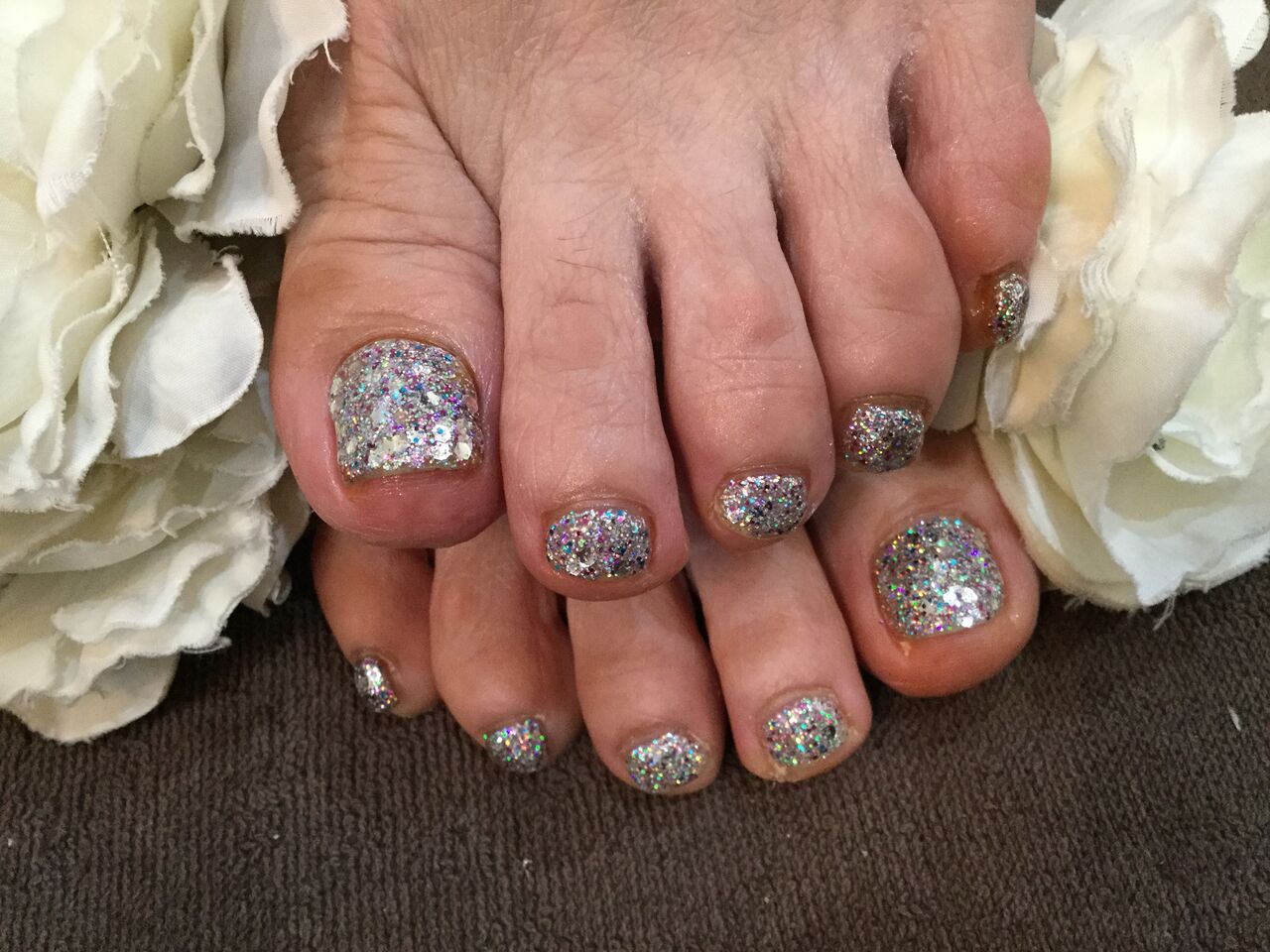 キラキラ Mixホログラムのワンカラーフットネイル Nail Salon Freestyle キラキラ Mixホログラムのワンカラーフットネイル Nail Salon Freestyle