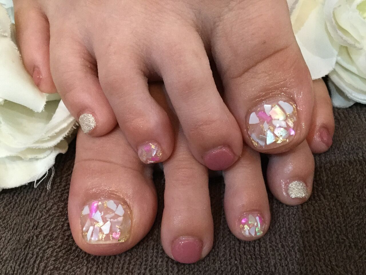 キラキラ シェル埋め尽くしが夏らしいフットネイル 彡 Nail Salon Freestyle