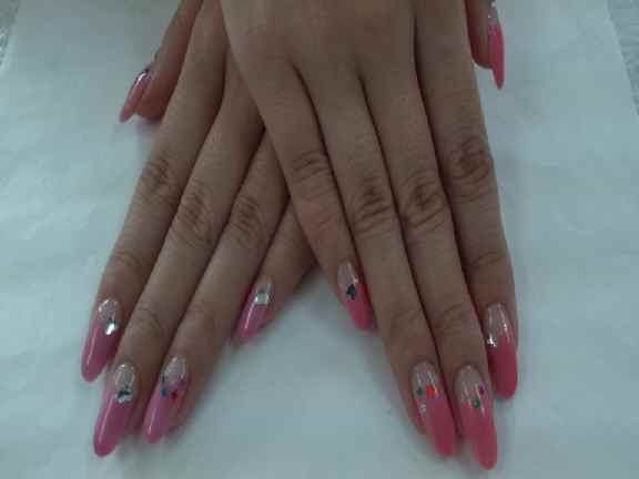 片手ずつの色変えが個性的な逆フレンチジェルネイル Nail Salon Freestyle