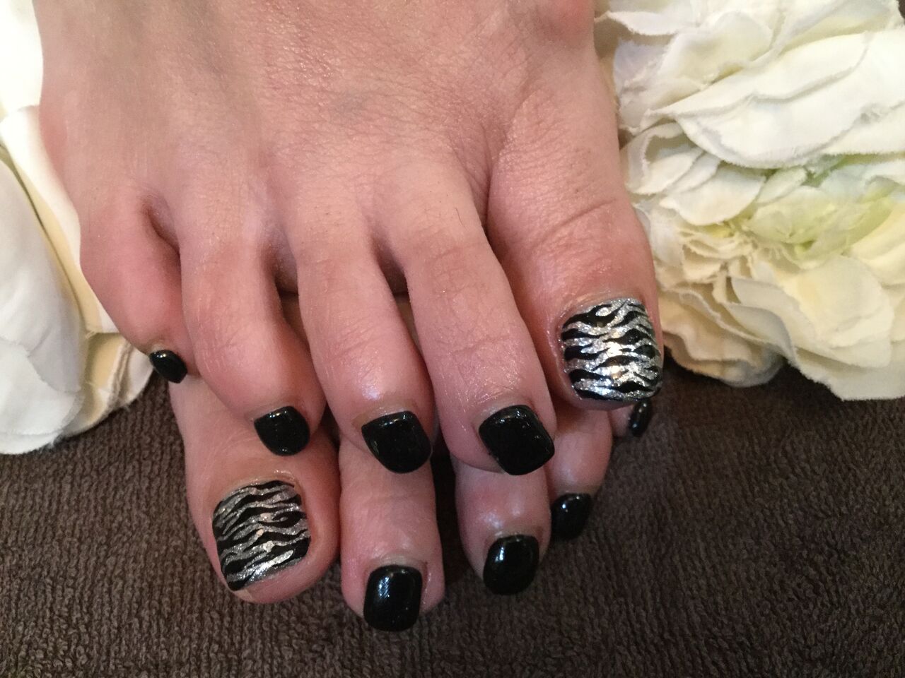 ゼブラ柄がカッコイイ ブラックフットネイル Nail Salon Freestyle ゼブラ柄がカッコイイ ブラックフットネイル Nail Salon Freestyle