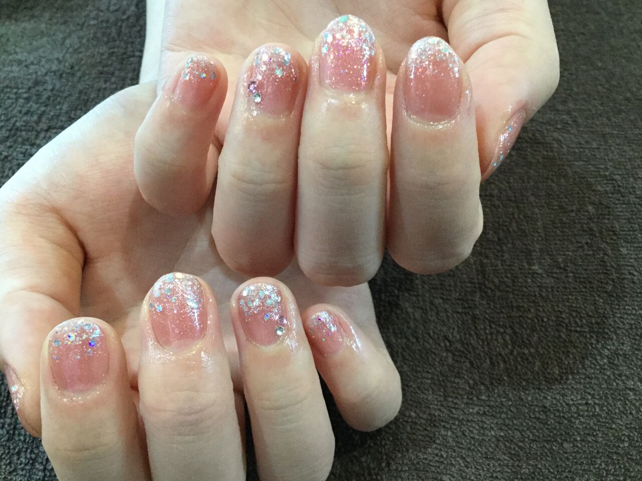 ラメがキラキラ 成人式前撮り用カラーリングネイル Nail Salon Freestyle