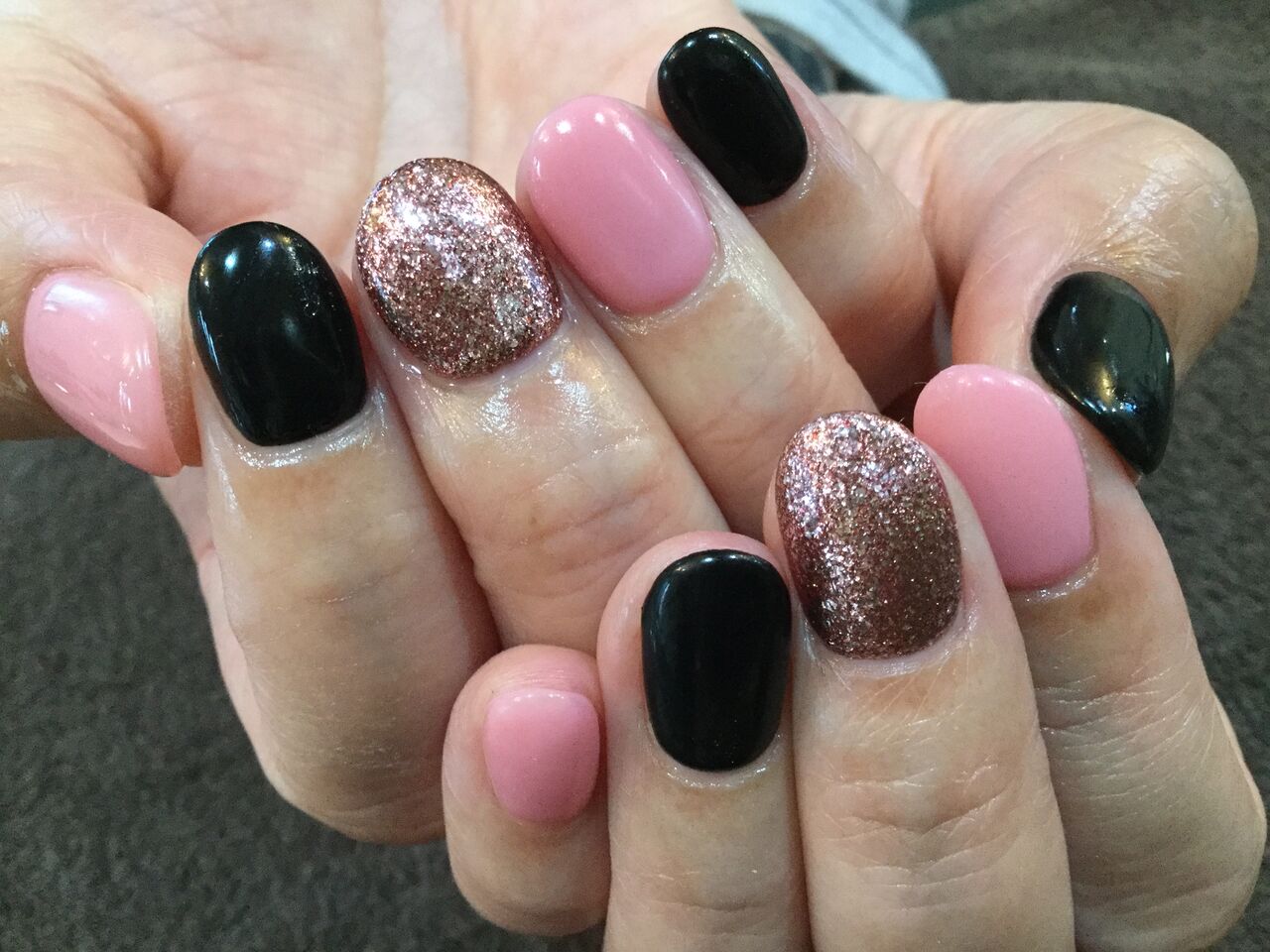 ピンク ブラック ラメの色変えネイル Nail Salon Freestyle