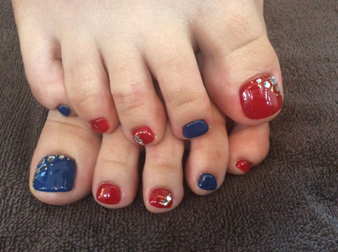 レッド ネイビーの色変えフットネイル Nail Salon Freestyle