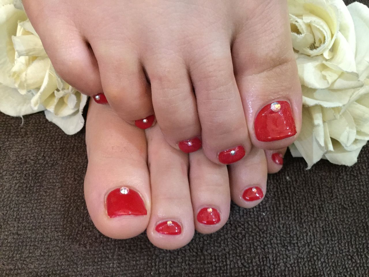 赤 オーロラのストーンが輝く 1色塗り フットジェルネイル Nail Salon Freestyle 赤 オーロラのストーンが輝く 1色塗り フットジェルネイル Nail Salon Freestyle
