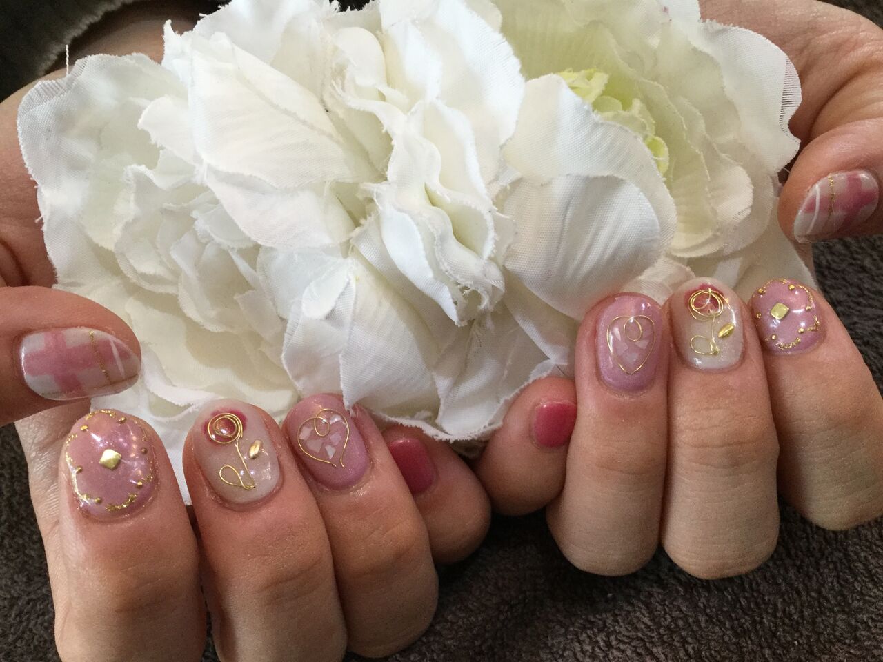 薔薇やハートをワイヤーでmix ガーリーな色変え ジェルネイル Nail Salon Freestyle