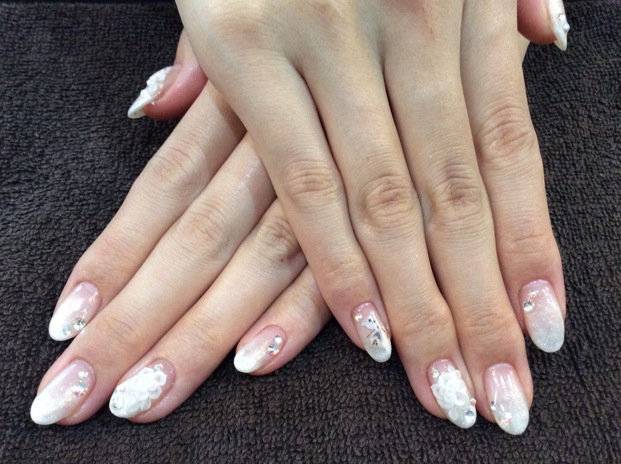 エンボスアートが豪華なブライダルジェルネイル Nail Salon Freestyle