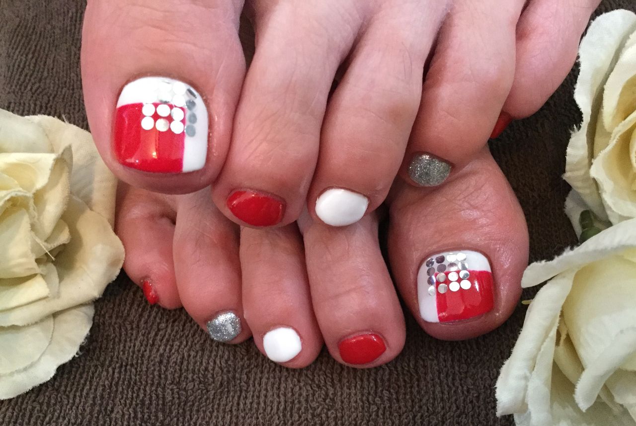 白 赤 シルバー ブロッキングフットジェルネイル Nail Salon Freestyle