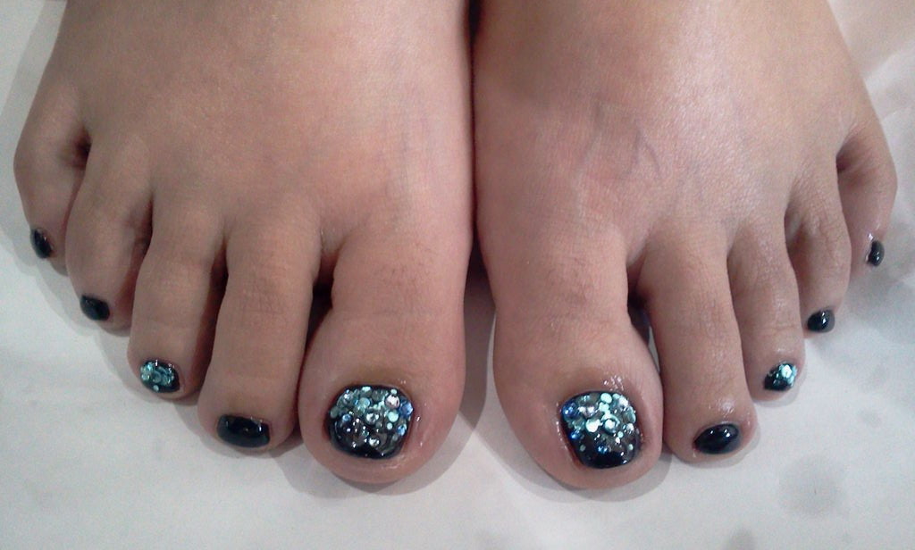 キラキラホログラムが映える黒のフットジェルネイル Nail Salon Freestyle