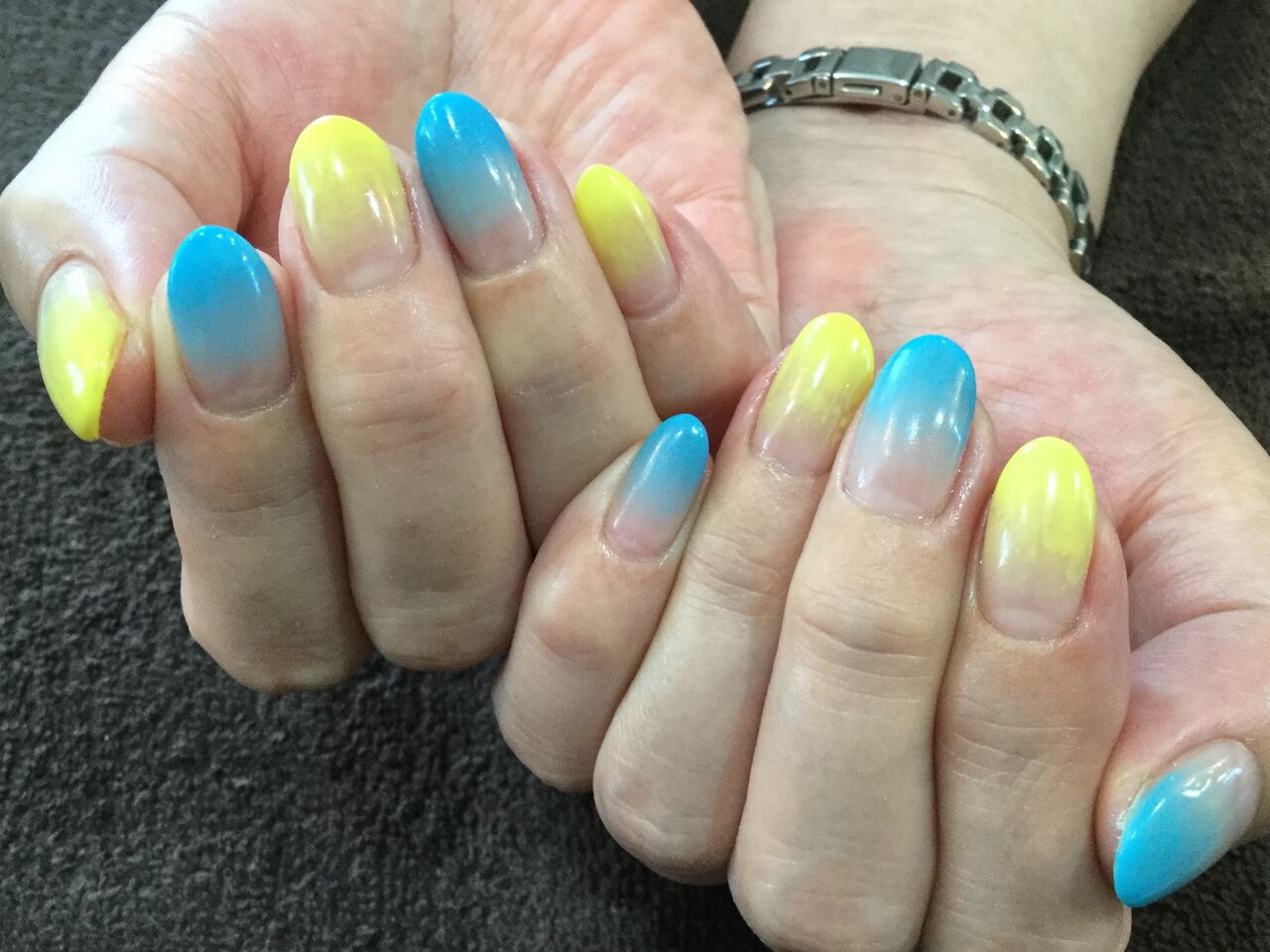ブルー イエローの夏色 色変えグラデーションネイル 彡 Nail Salon Freestyle