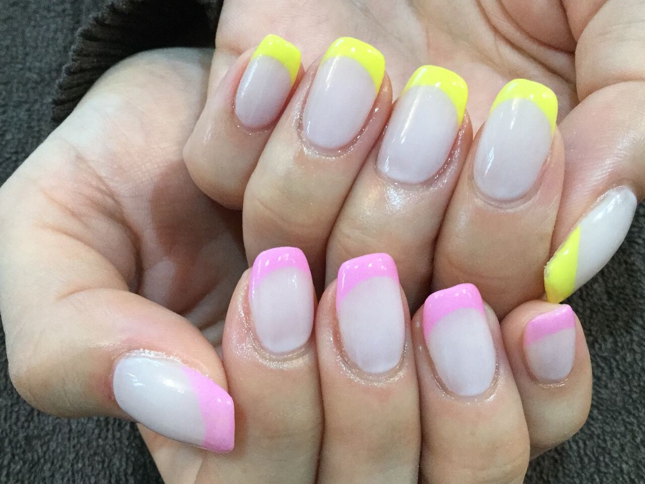 春色 イエロー ピンクのアシンメトリーフレンチネイル 彡 Nail Salon Freestyle