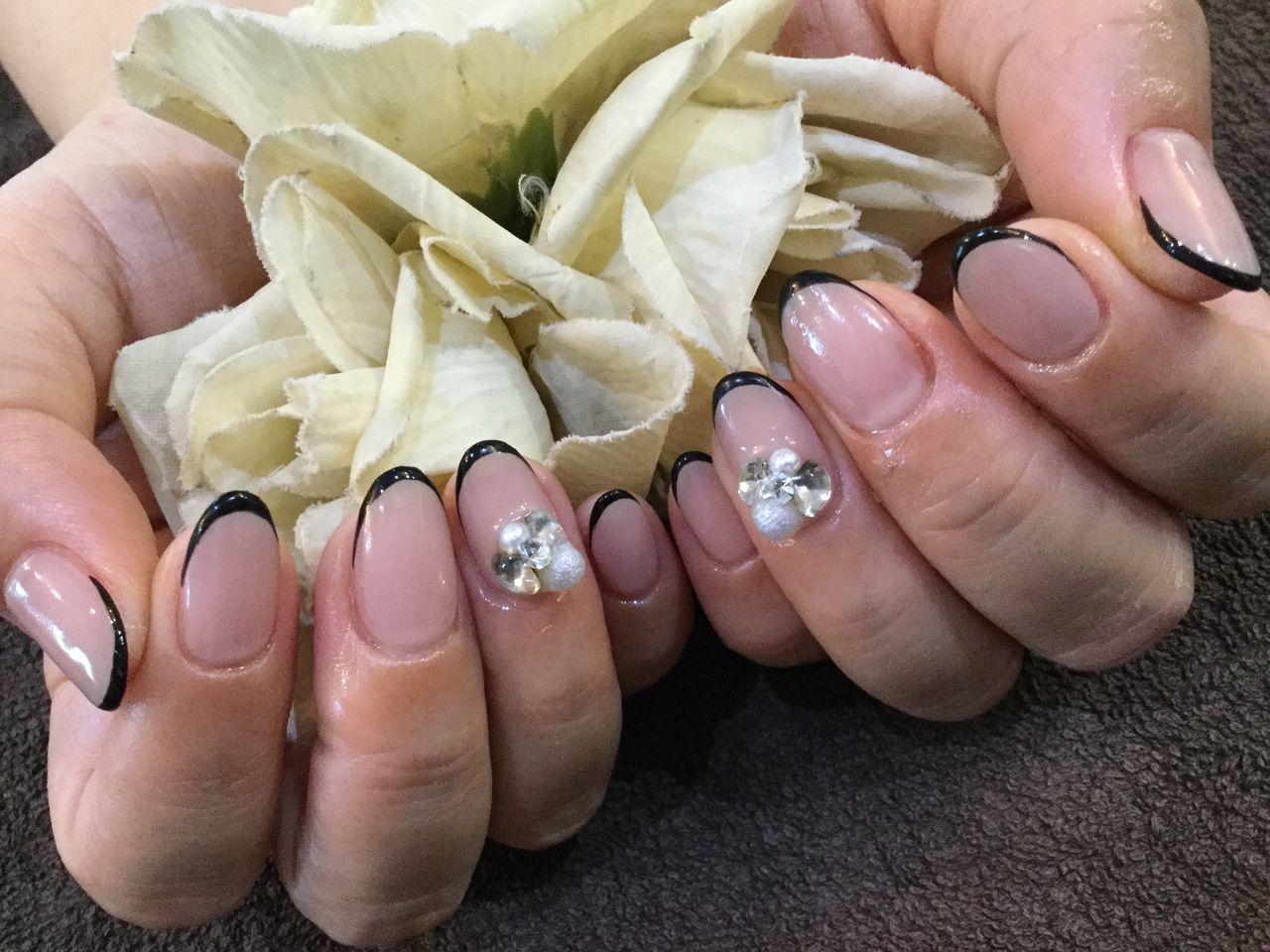 ビジューがキラリ ブラックのスキニーフレンチネイル Nail Salon Freestyle