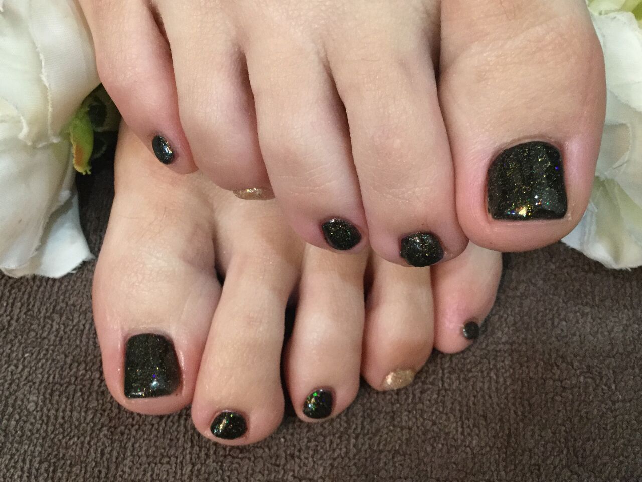 華やか ブラック ゴールドの キラキラフットネイル Nail Salon Freestyle 華やか ブラック ゴールドの キラキラフットネイル Nail Salon Freestyle