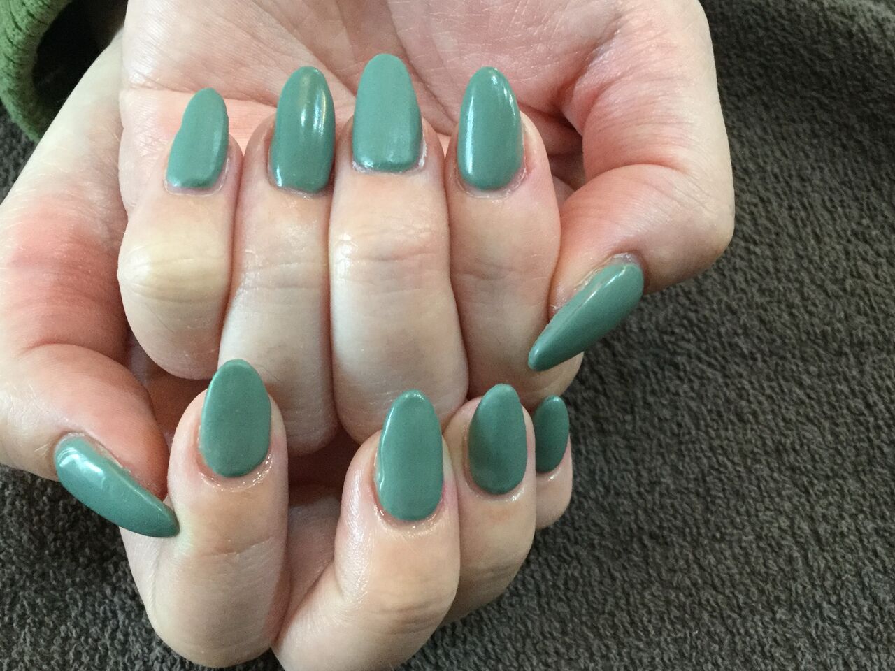 ツヤツヤ マットを組み合わせ フォルトナーラの丘のワンカラーネイル Nail Salon Freestyle