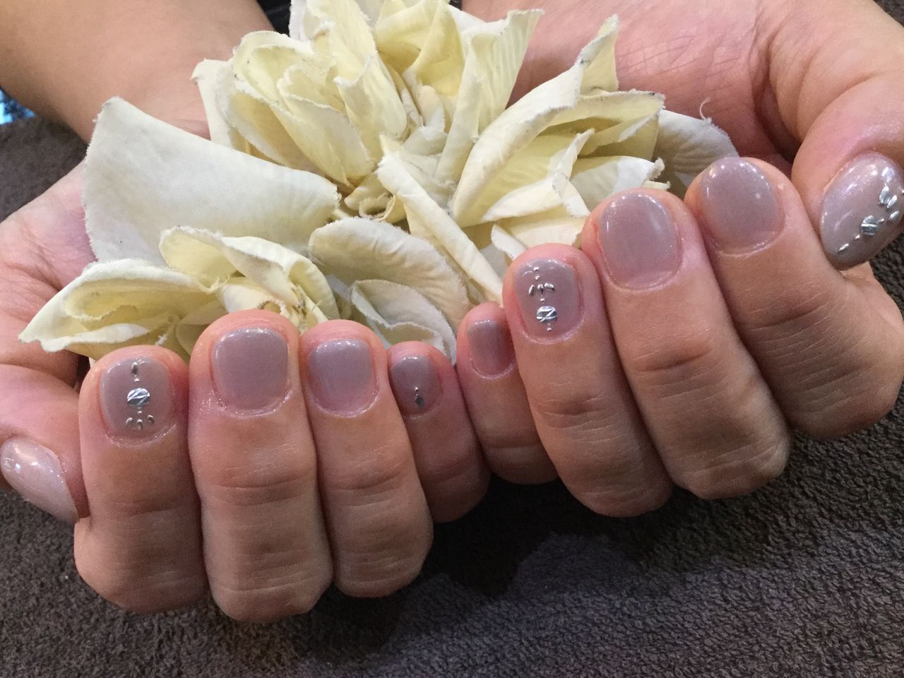 シルバースタッズでアクセント グレージュネイル Nail Salon Freestyle