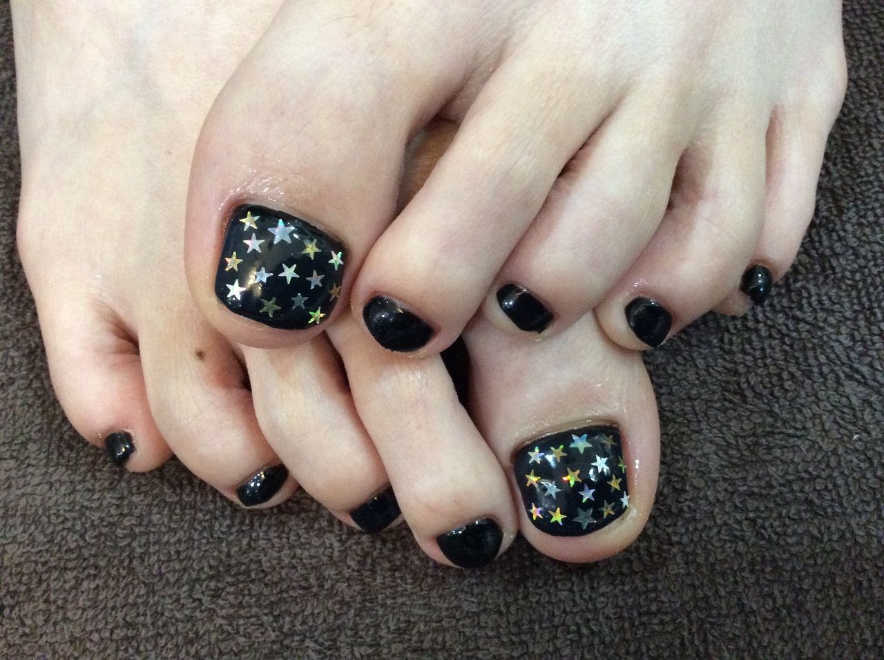 星ホロ ブラックのフットジェルネイル Nail Salon Freestyle
