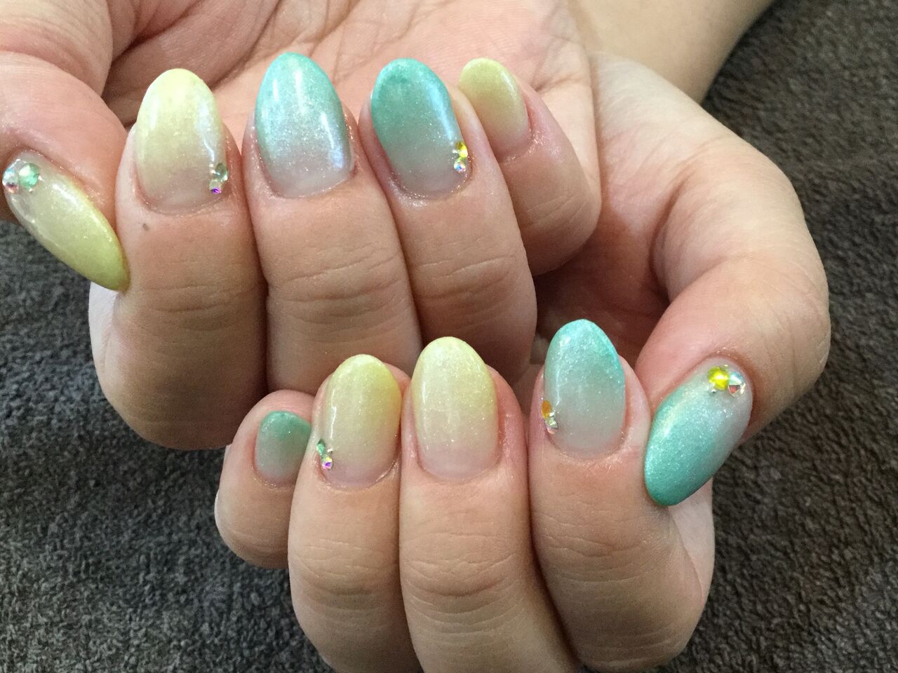爽やかなイエロー グリーンの色変えラメグラデネイル Nail Salon Freestyle