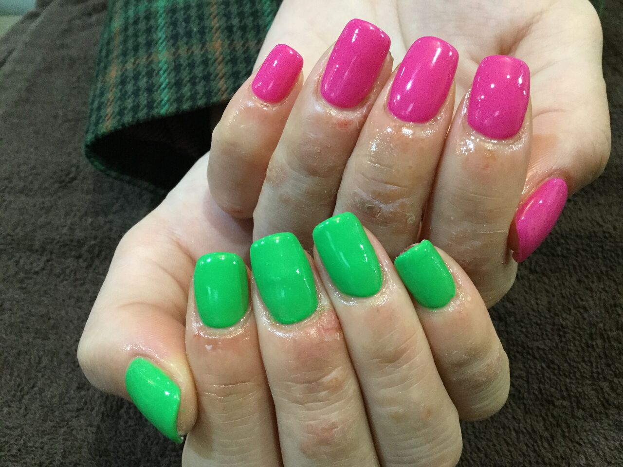 ビビッドピンク グリーンのアシンメトリーネイル 彡 Nail Salon Freestyle