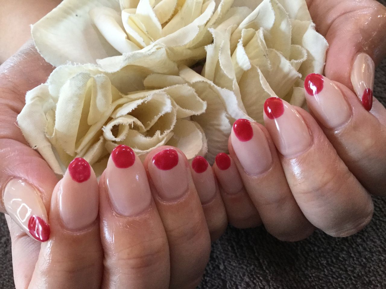 塗りかけデザインが個性的 ヌードオークル 赤の変形フレンチ ジェルネイル Nail Salon Freestyle 塗りかけデザインが個性的 ヌードオークル 赤の変形フレンチ ジェルネイル Nail Salon Freestyle
