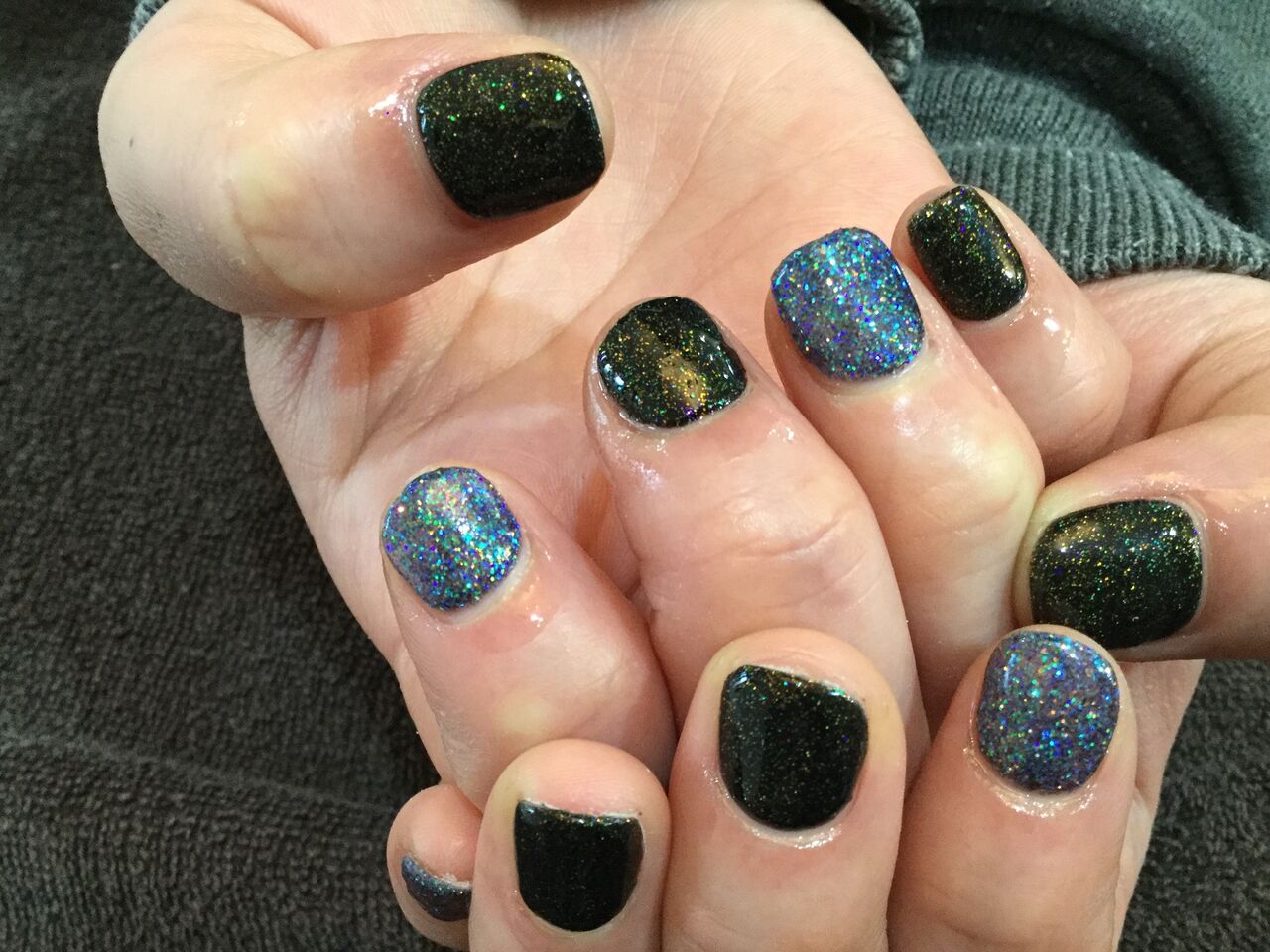グリッターカラーが個性的な黒豹のまなざし いじわるチェシャ猫のキラキラ色変え Nail Salon Freestyle グリッターカラーが個性的な黒豹のまなざし いじわるチェシャ猫のキラキラ色変え Nail Salon Freestyle