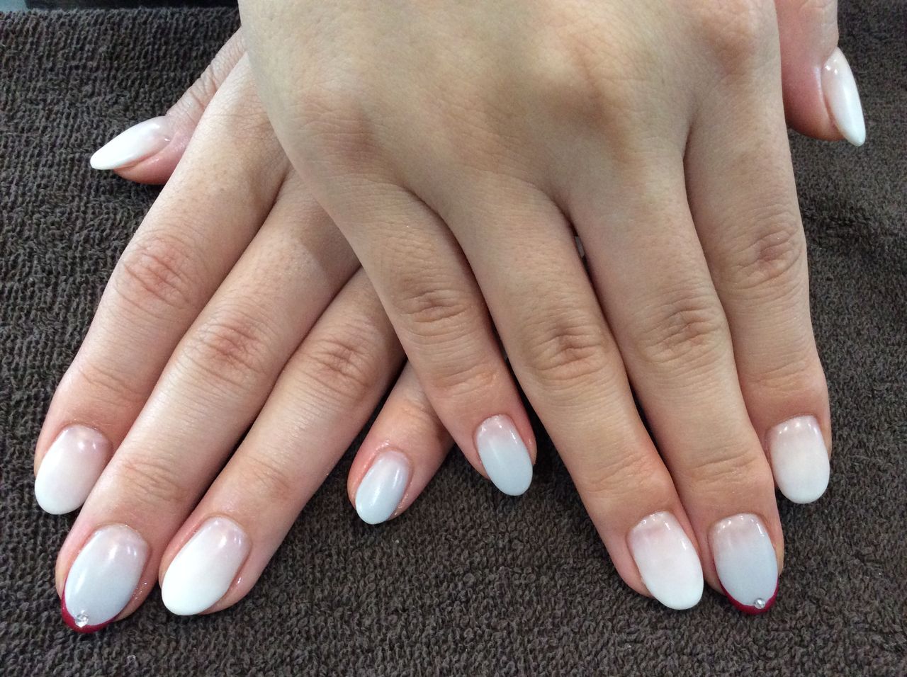 ホワイト グレーで優しいグラデーションジェルネイル Nail Salon Freestyle