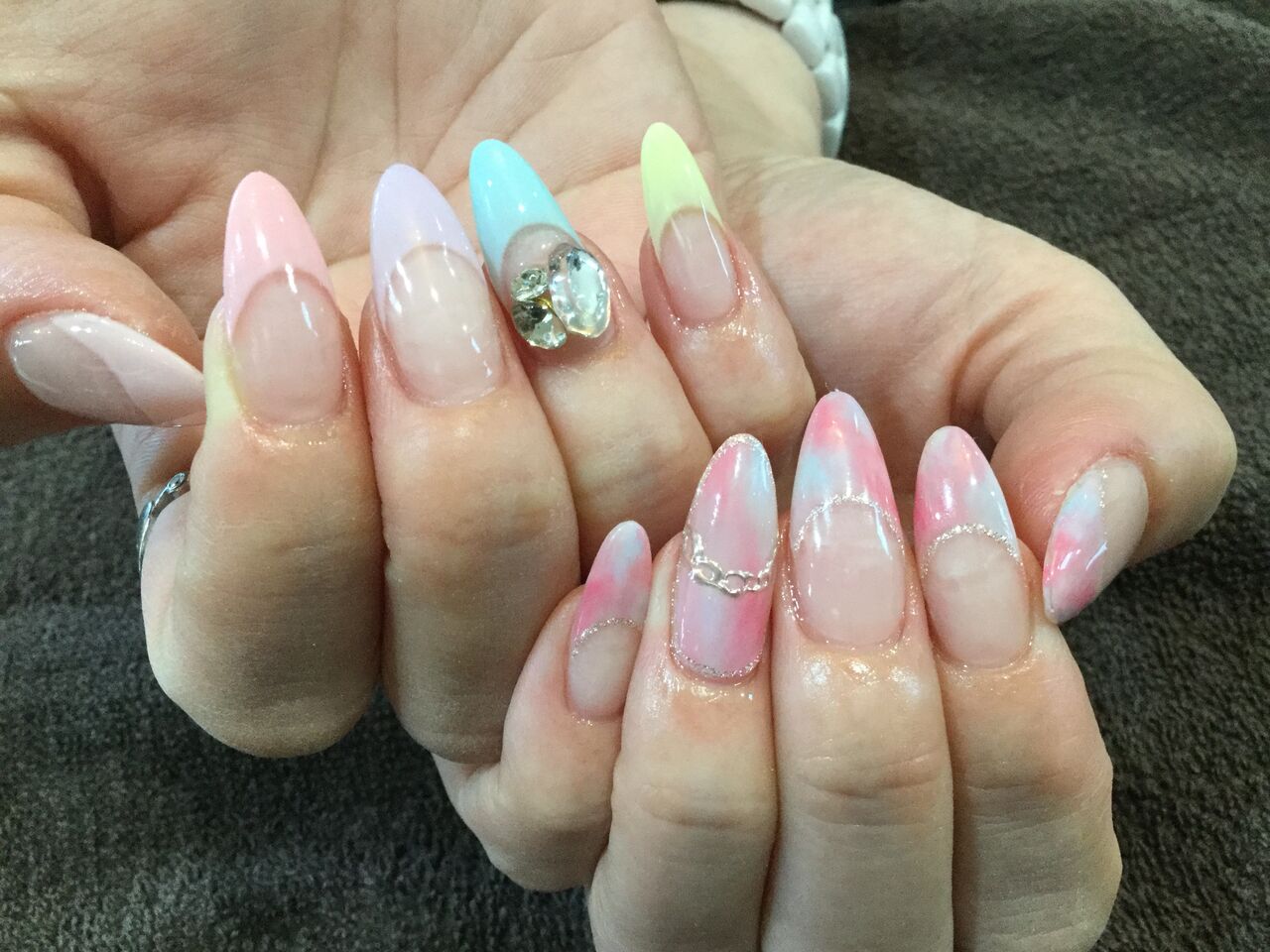 パステル色変えフレンチ マーブルフレンチのアシンメトリーネイル Nail Salon Freestyle