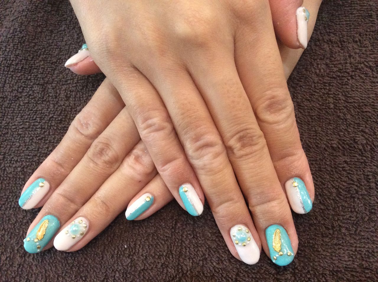 白 ミントグリーン ゴールドが爽やかな1色塗り ジェルネイル Nail Salon Freestyle