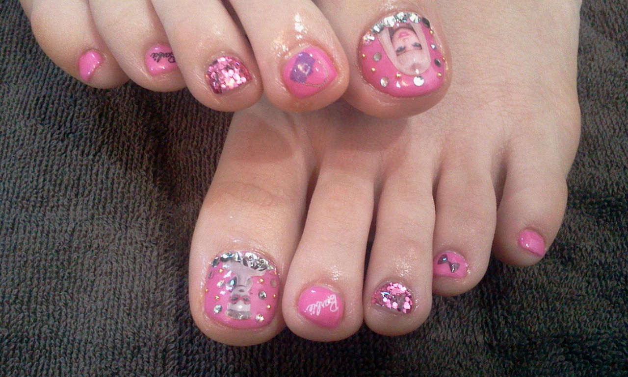バービーｎａｉｌで可愛い ビビットピンクのフットジェルネイル Nail Salon Freestyle