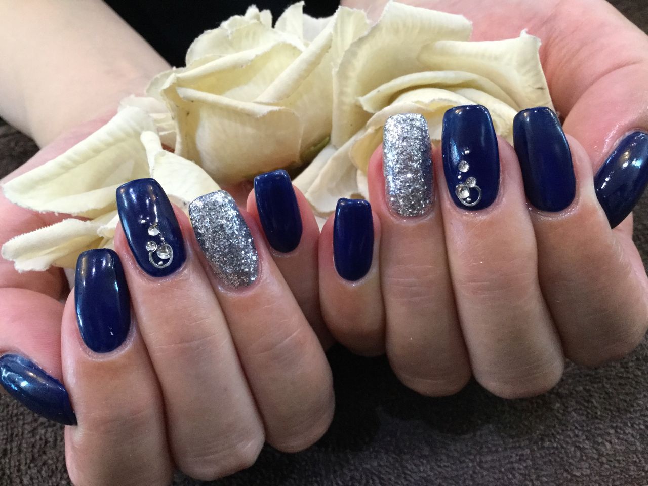 シルバーがアクセント ネイビーとの色変えネイル Nail Salon Freestyle シルバーがアクセント ネイビーとの色変えネイル Nail Salon Freestyle
