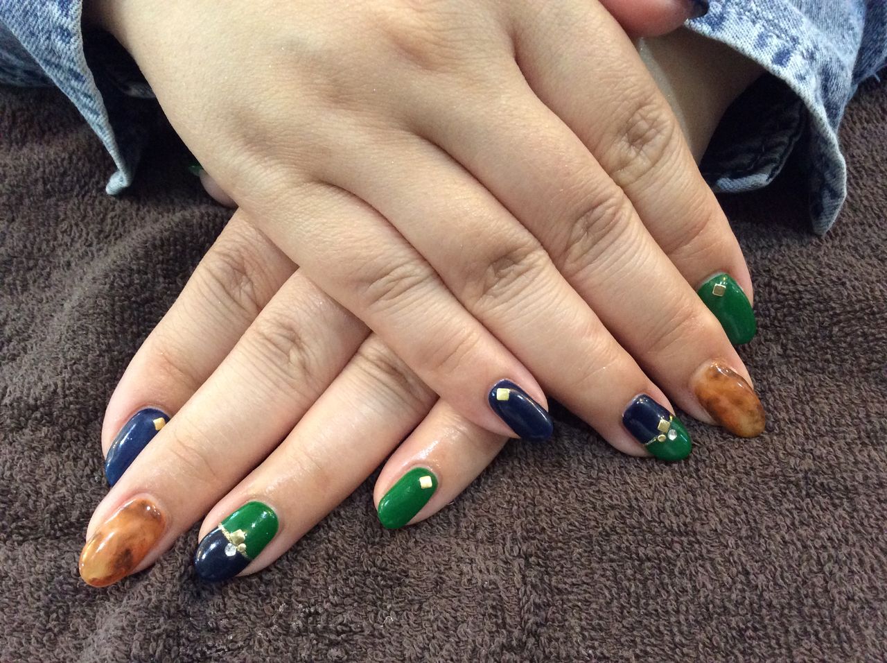 秋にぴったり べっ甲とグリーン ネイビーの色変えネイル Nail Salon Freestyle