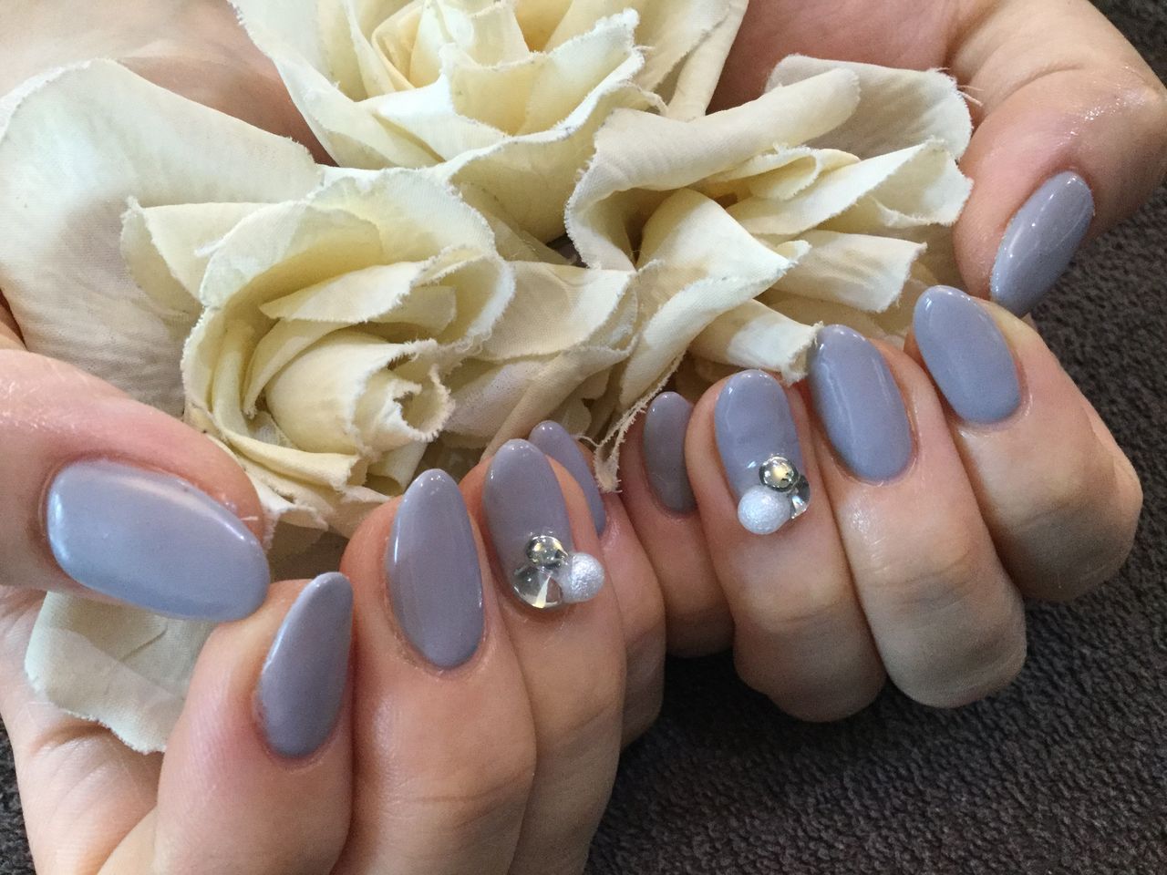 新色 ペールグレー ビジューの1色塗り ジェルネイル Nail Salon Freestyle 新色 ペールグレー ビジューの1色塗り ジェルネイル Nail Salon Freestyle