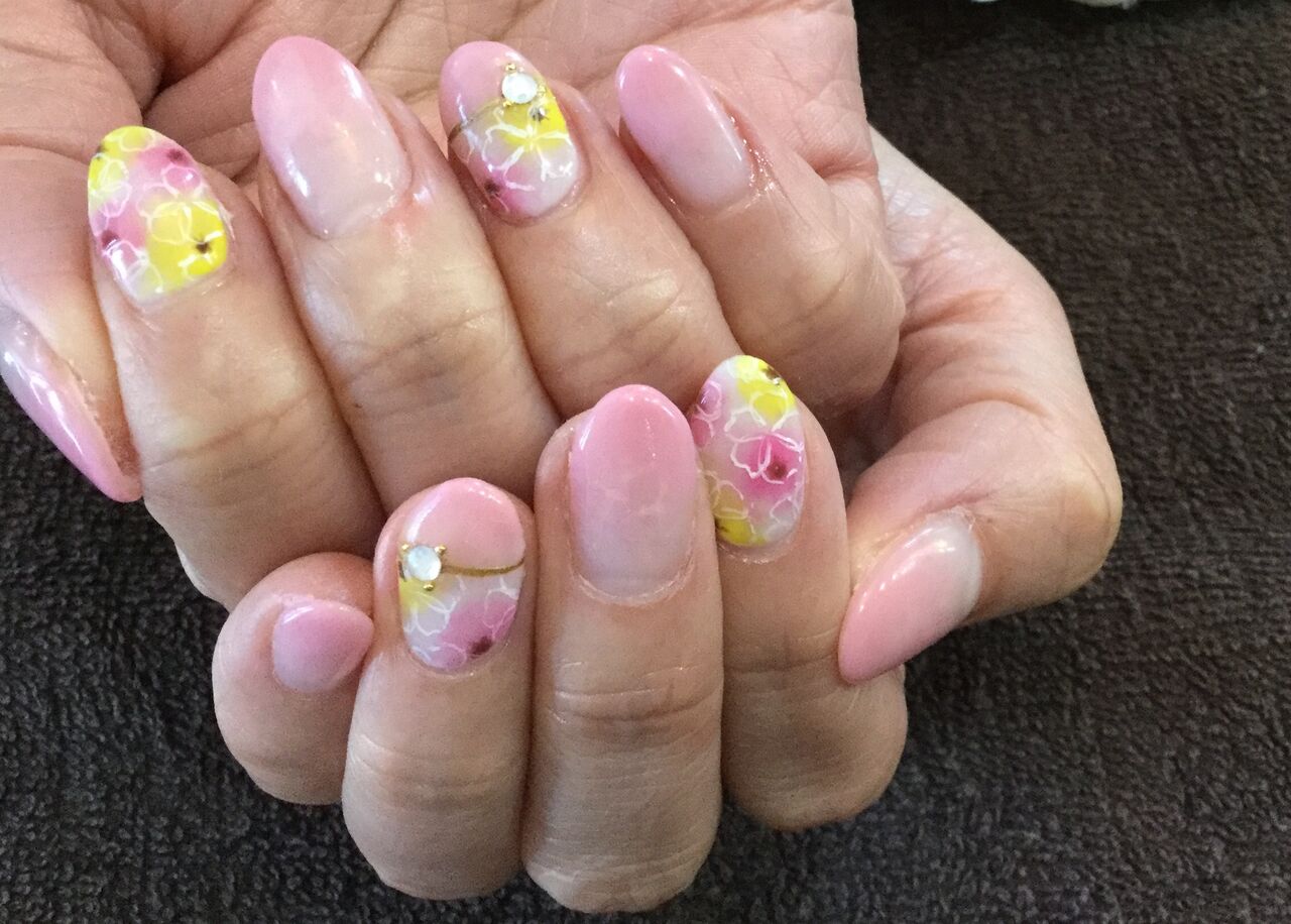 花柄が可愛いっ ペールストロベリー ベースホワイトの色変え春 ネイル Nail Salon Freestyle 花柄が可愛いっ ペールストロベリー ベースホワイトの色変え春 ネイル Nail Salon Freestyle