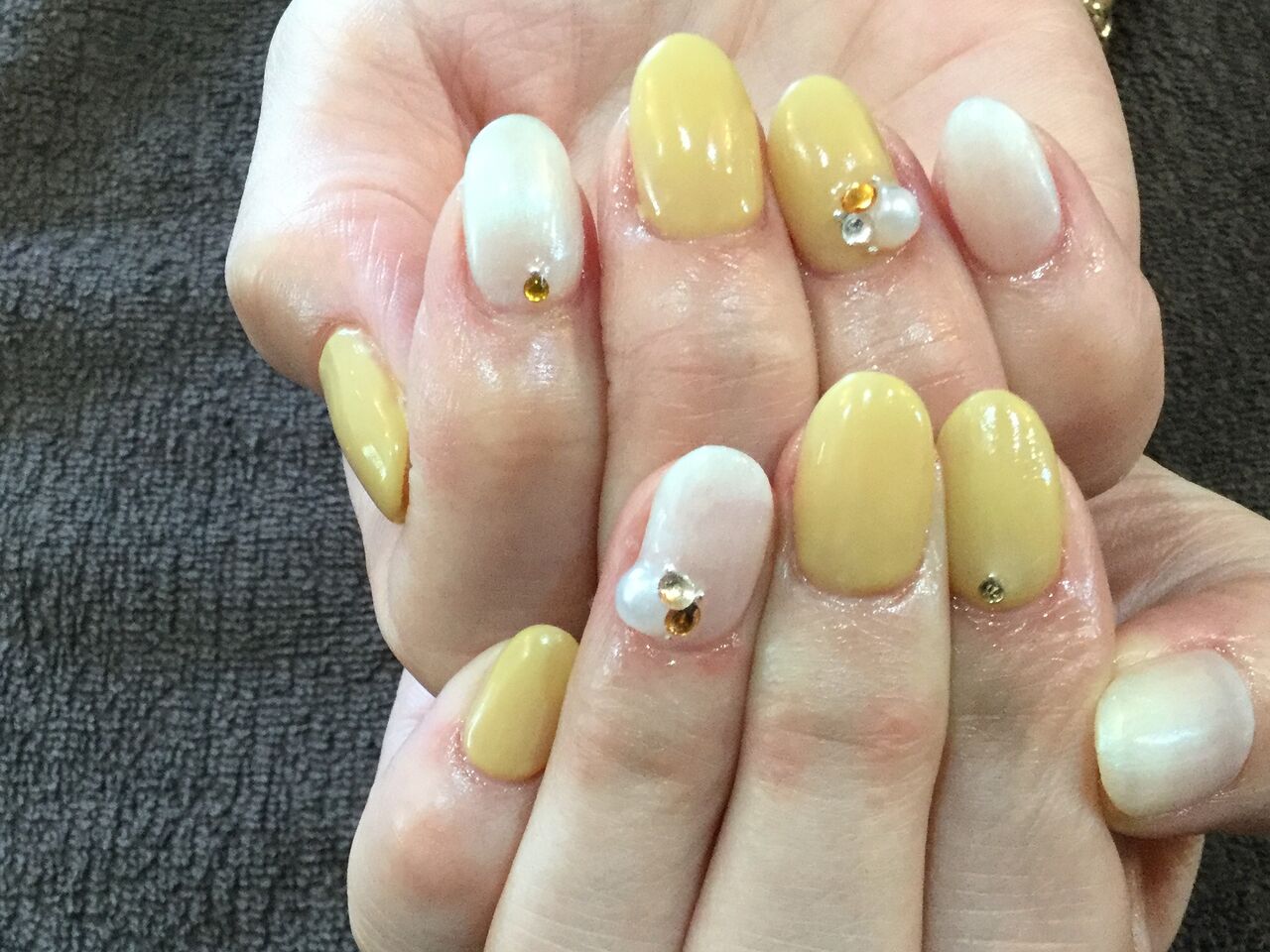 ホワイト オリジナルくすみイエローのビジューネイル Nail Salon Freestyle