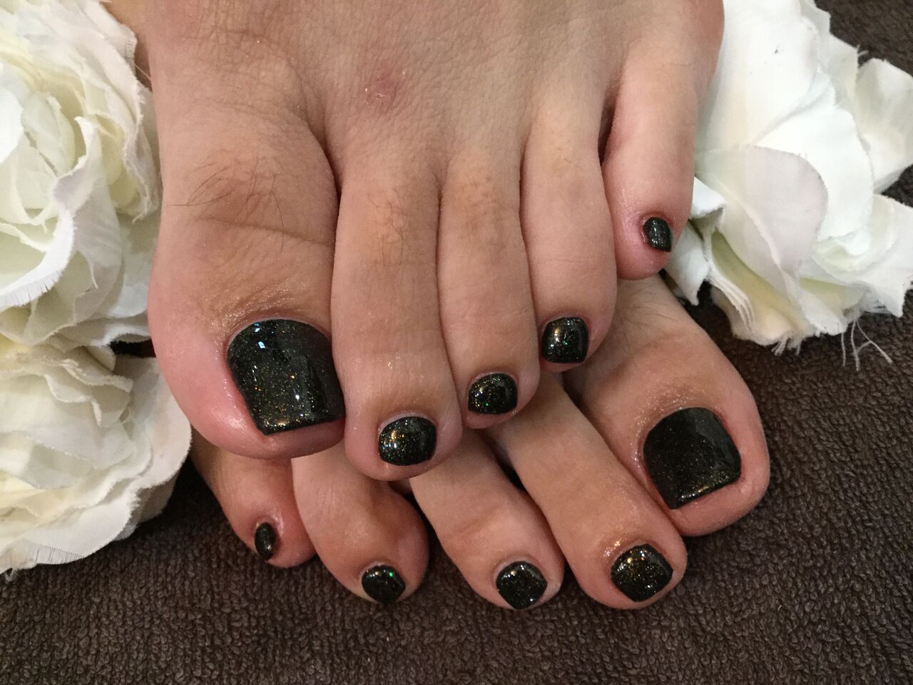 ラメブラックのワンカラーフットネイル Nail Salon Freestyle